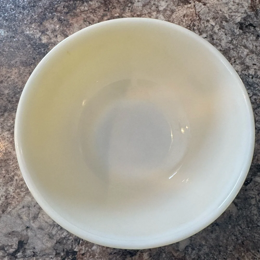 Vintage Pyrex Yellow Mixing Bowl - Picture 3 of 11